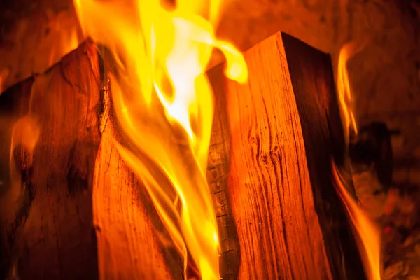 A fire burns in a fireplace, Fire to keep warm — Stock Photo, Image