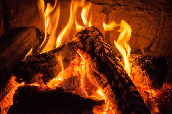 Un fuego arde en una chimenea, Fuego para mantener el calor — Foto de Stock