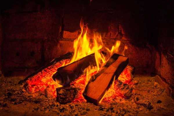 Un fuego arde en una chimenea, Fuego para mantener el calor —  Fotos de Stock