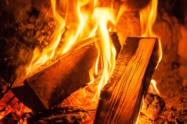 Un feu brûle dans une cheminée, le feu pour garder au chaud — Photo