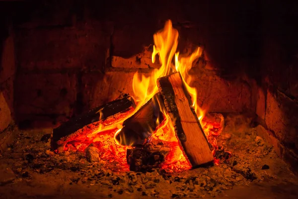 Un fuego arde en una chimenea, Fuego para mantener el calor — Foto de Stock