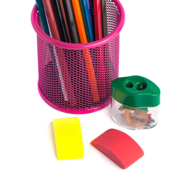Χρωματιστά μολύβια στο καλάθι, γόμα και μολύβι ξύστρα για wh — Φωτογραφία Αρχείου