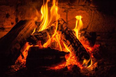 Şöminede ateş yanar, ısınmak için ateş.