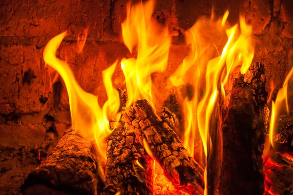 난로에서 불을 피우고, 따뜻하게 하기 위해 불을 피운다 — 스톡 사진