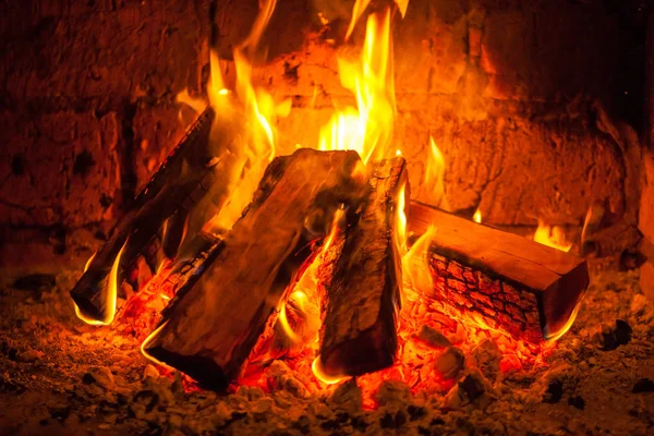 Un fuego arde en una chimenea, Fuego para mantener el calor —  Fotos de Stock