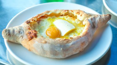 Acara khachapuri masanın üzerine yumurtalı