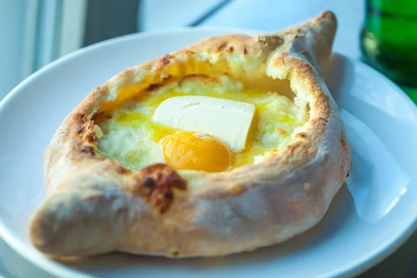 Khachapuri adjarien avec des œufs sur la table — Photo