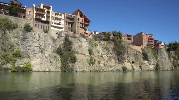 Metekhi church of Tbilisi in the rock above the river Kura — Stock Video