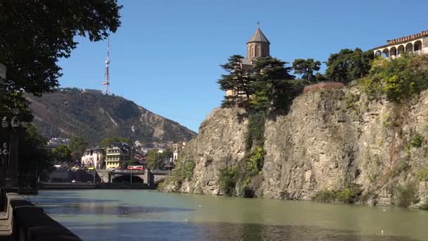 Iglesia Metekhi de Tiflis en la roca sobre el río Kura — Vídeos de Stock