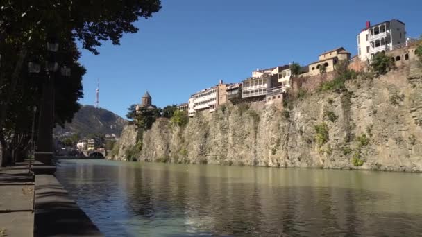 Metekhi kerk van Tbilisi in de rots boven de rivier Kura — Stockvideo