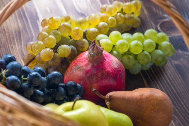 Hasır sepet, sağlıklı yaşam içinde çeşitli meyve ile kompozisyon