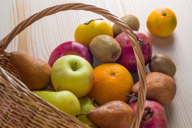 Hasır sepet, sağlıklı yaşam içinde çeşitli meyve ile kompozisyon