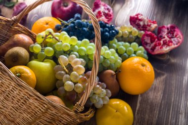 Hasır sepet, sağlıklı yaşam içinde çeşitli meyve ile kompozisyon