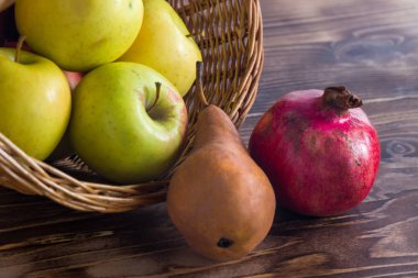 Hasır sepet, sağlıklı yaşam içinde çeşitli meyve ile kompozisyon