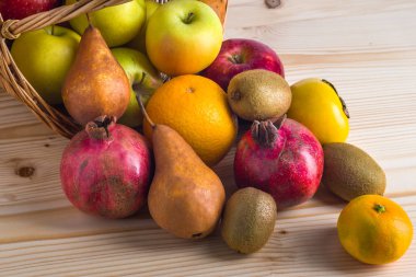 Hasır sepet, sağlıklı yaşam içinde çeşitli meyve ile kompozisyon