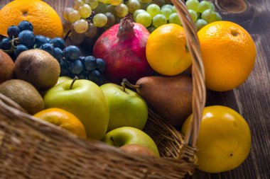 Hasır sepet, sağlıklı yaşam içinde çeşitli meyve ile kompozisyon