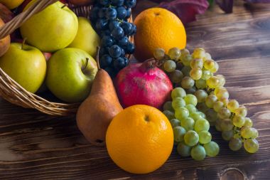 Hasır sepet, sağlıklı yaşam içinde çeşitli meyve ile kompozisyon