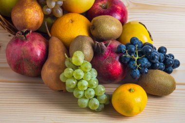 Hasır sepet, sağlıklı yaşam içinde çeşitli meyve ile kompozisyon