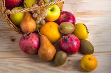 Hasır sepet, sağlıklı yaşam içinde çeşitli meyve ile kompozisyon