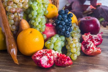 Hasır sepet, sağlıklı yaşam içinde çeşitli meyve ile kompozisyon