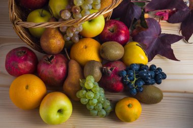 Hasır sepet, sağlıklı yaşam içinde çeşitli meyve ile kompozisyon