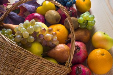 Hasır sepet, sağlıklı yaşam içinde çeşitli meyve ile kompozisyon