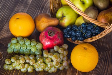 Hasır sepet, sağlıklı yaşam içinde çeşitli meyve ile kompozisyon