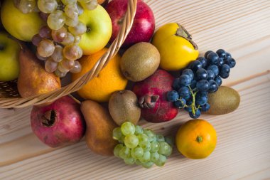 Hasır sepet, sağlıklı yaşam içinde çeşitli meyve ile kompozisyon