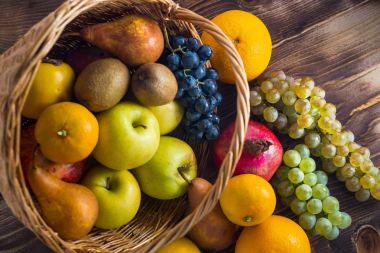 Hasır sepet, sağlıklı yaşam içinde çeşitli meyve ile kompozisyon