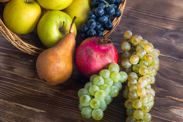 Hasır sepet, sağlıklı yaşam içinde çeşitli meyve ile kompozisyon