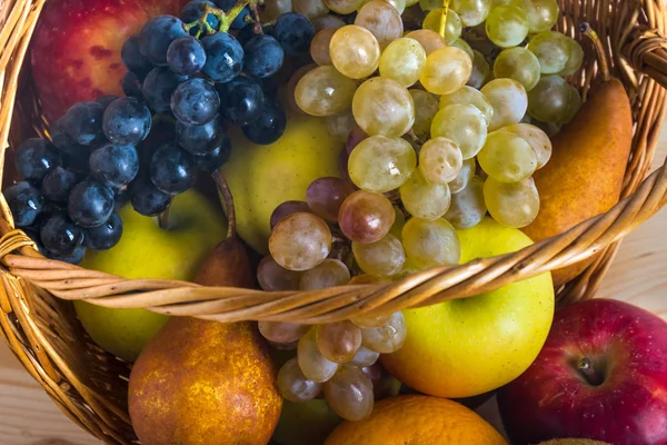 Hasır sepet, sağlıklı yaşam içinde çeşitli meyve ile kompozisyon