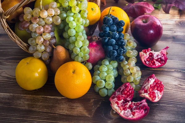 Composição com frutas variadas em cesta de vime, vida saudável — Fotografia de Stock