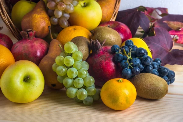 Hasır sepet, sağlıklı yaşam içinde çeşitli meyve ile kompozisyon