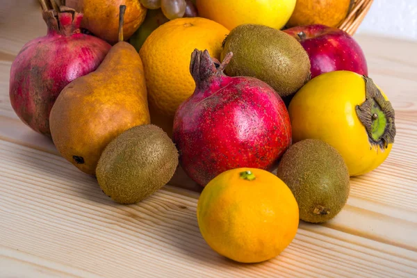 Composición con frutas variadas en canasta de mimbre, vida sana — Foto de Stock