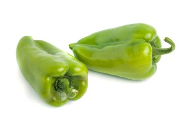 Beyaz arka planda taze yeşil biber