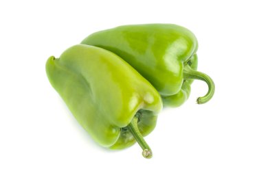 Beyaz arka planda taze yeşil biber