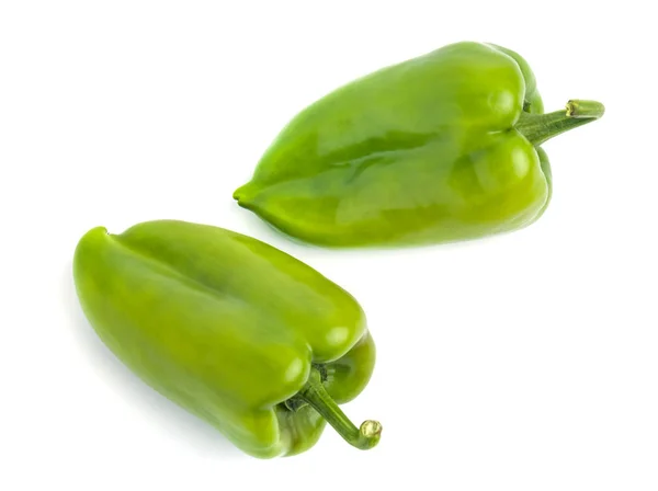 Verse groene peper op een witte achtergrond — Stockfoto