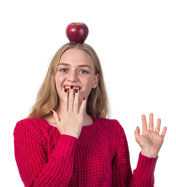 Hübsches blondes Mädchen mit rotem Apfel auf dem Kopf, weißer Hintergrund — Stockfoto
