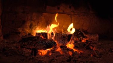 Şöminede ateş yanar, ısınmak için ateş.