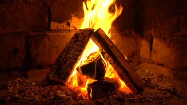 Oheň hoří v krbu, oheň se zahřívá — Stock video