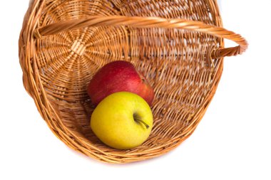 beyaz zemin üzerinde bir sepet elma.