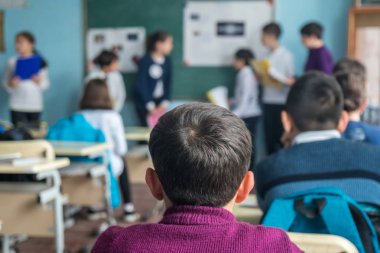 okul çocukları sınıfta aktif olarak katılan