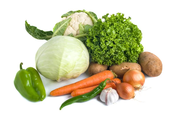 Primer plano de varias verduras crudas de colores sobre fondo blanco —  Fotos de Stock