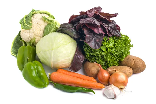 Primer plano de varias verduras crudas de colores sobre fondo blanco —  Fotos de Stock