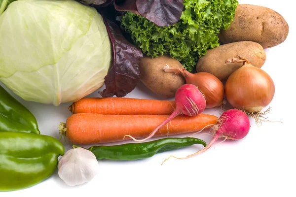 Zbliżenie na różne kolorowe surowe warzywa na białym tle — Zdjęcie stockowe