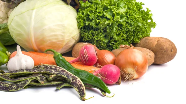 Close-up de vários vegetais crus coloridos no fundo branco — Fotografia de Stock