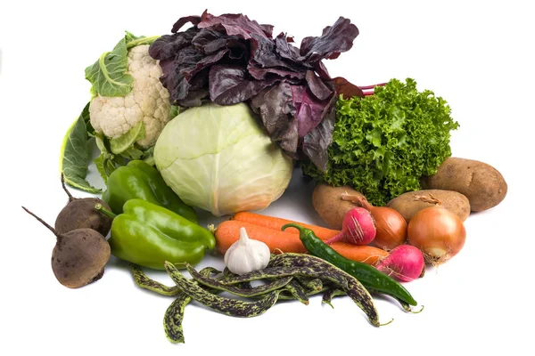 Zbliżenie na różne kolorowe surowe warzywa na białym tle — Zdjęcie stockowe
