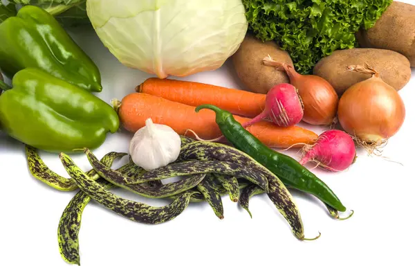 Gros plan de divers légumes crus colorés sur fond blanc — Photo