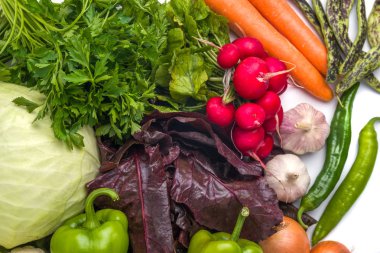 Beyaz arka plan üzerinde çeşitli renkli çiğ sebze yakın çekim