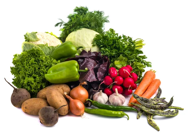 Primer plano de varias verduras crudas de colores sobre fondo blanco —  Fotos de Stock